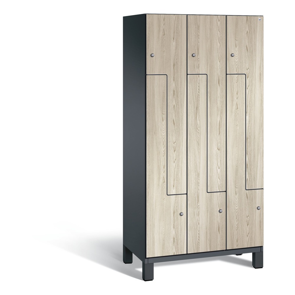 Armoire-penderie en Z C+P Cambio, 3 compartiments, largeur des compartiments 300 mm, HxlxP 1 980x900x525 mm, RAL 7021 gris noir, décor frêne Sen, pieds