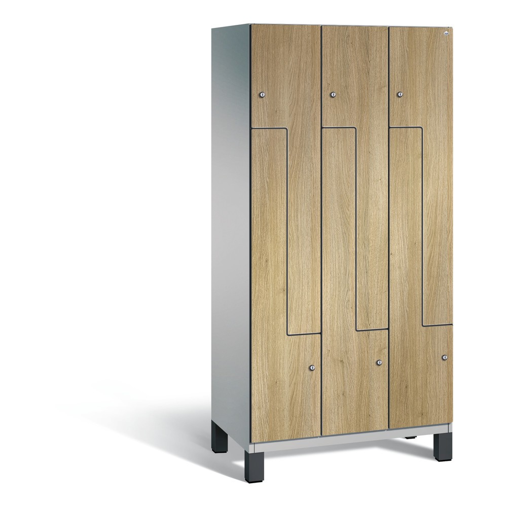 Armoire-penderie en Z C+P Cambio, 3 compartiments, largeur des compartiments 300 mm, HxlxP 1 980x900x525 mm, RAL 9006 aluminium blanc, décor chêne Sereno, pieds