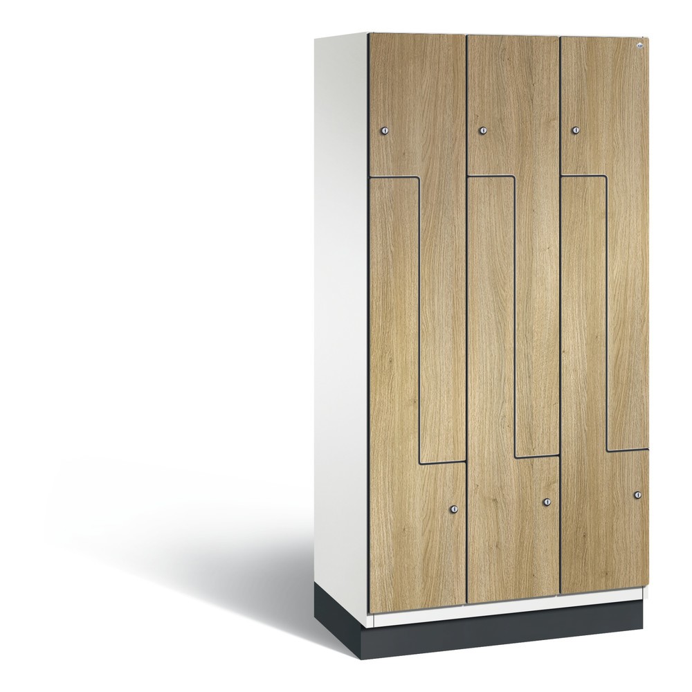 Armoire-penderie en Z C+P Cambio, 3 compartiments, largeur des compartiments 300 mm, HxlxP 1 980x900x525 mm, RAL 9016 blanc signalisation, décor chêne Sereno, socle