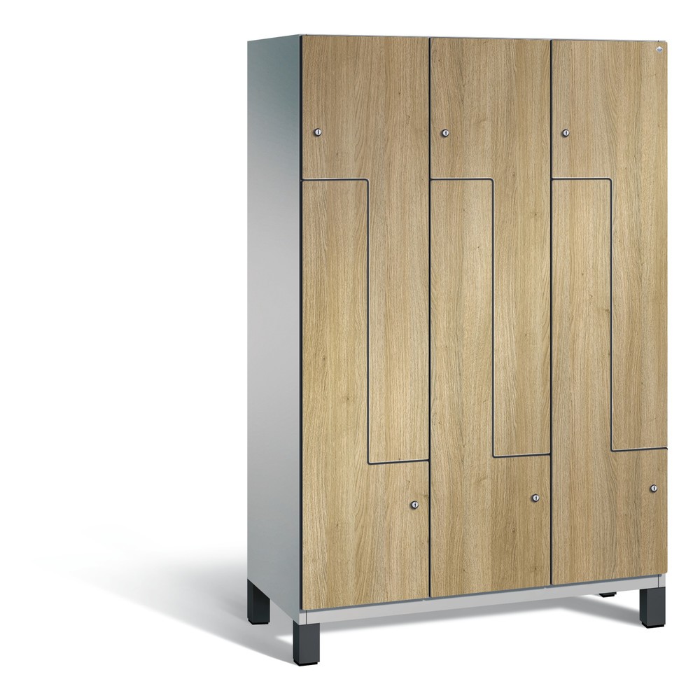 Armoire-penderie en Z Cambio C+P, 3 compartiments, largeur des compartiments 400 mm, HxlxP 1 980x1 200x525 mm, RAL 9006 aluminium blanc, décor chêne Sereno, pieds