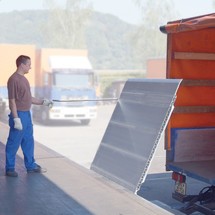 Pont basculant, assisté par ressort, avec protection antichute