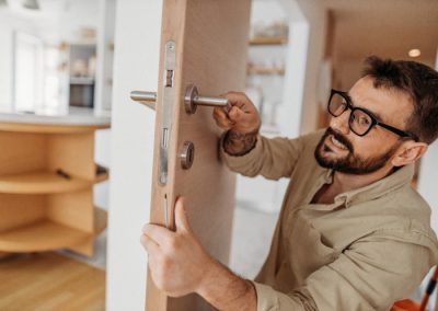 Réparer une poignée de porte : instruction pour différents cas